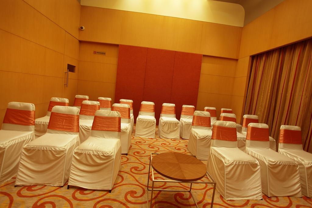 Comfort Inn Legacy Rajkot Extérieur photo